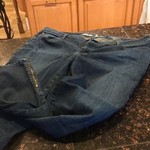 Skinny jeans with zipper ankle detail